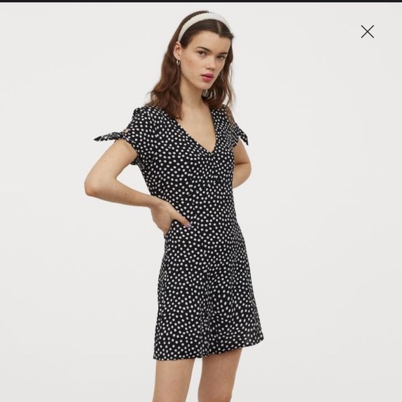 H&M Dresses & Skirts - H&M V Neck Dress - Size 6